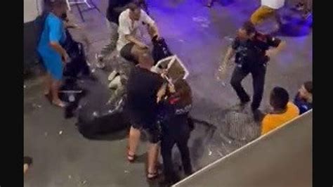 batalla campal en sitges|[VÍDEO] Batalla campal en la zona de copeo de Sitges